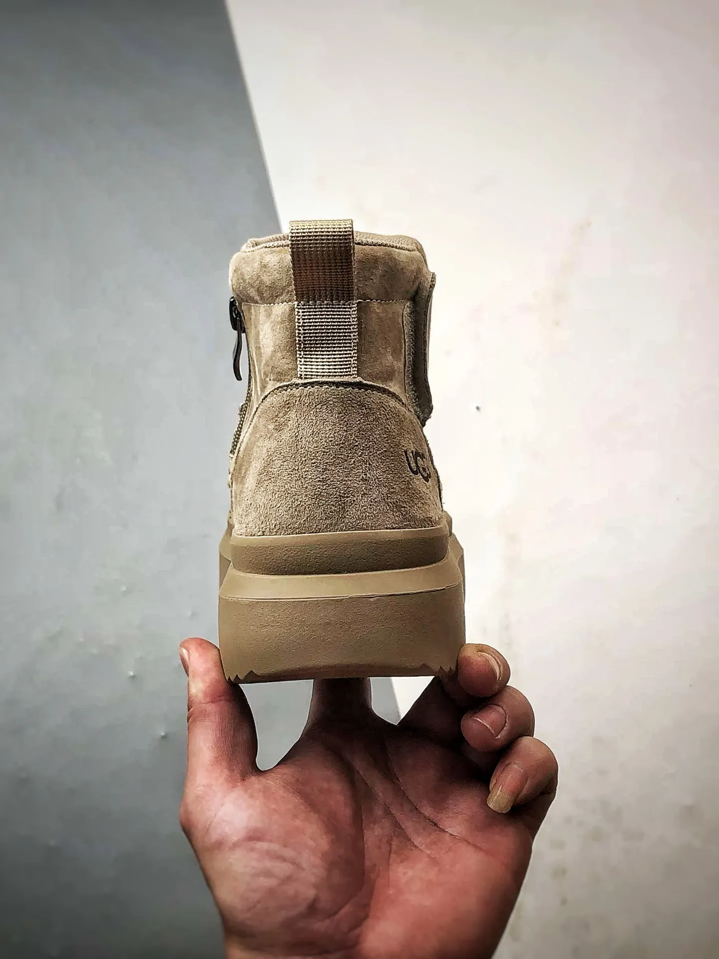 💰560 UGG Tasman Weather Hybrid Tasman hybrid series 2025ss autumn and winter new products Men's high-top thick-soled lightweight casual Martin boots #Purchasing only for quality The fabric is made of imported first-layer cowhide material External high-elastic Modern External non-slip rubber plastic foam ultra-light outsole Side zipper + Velcro design Very easy to put on and take off Made of TPU molded leather upper material #EVA light wing outsole, non-slip, wear-resistant and good elasticity Size: 39 40 41 42 43 44 (leather shoe size)